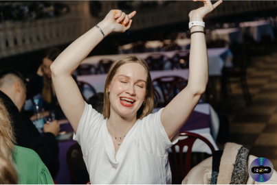 Фото с поднятыми руками